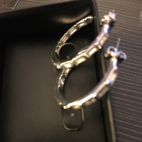 Avon Diamondesque 1" baguette hoop earrings.  New - Picture 1 of 8
